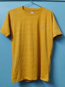 Nike Mustard T-Shirt 🧡