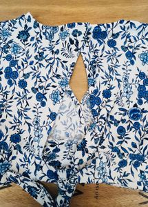 H&amp;M Divided Printed Floral Blue Crop top