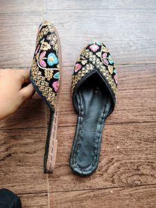 Embroidered Juttis