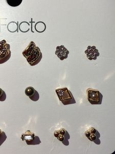 De Facto studs
