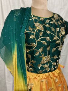 🌸Golden Embroidered Lehenga💛🥻