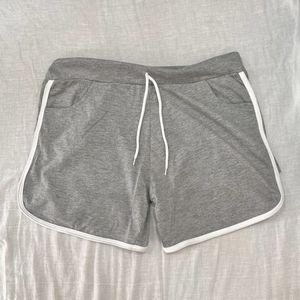 grey shorts