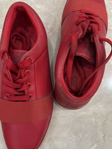 Red casual sneakers