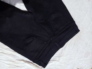 y2k black grunge skinny jeans 🕸️ ( ripped knee )