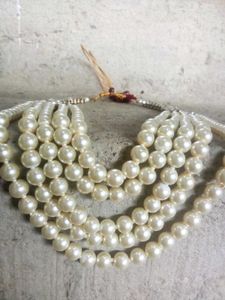 Elegant Pearl and Crystal Necklace