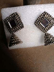 A Pair Of Elegant Mirror Jumka Set