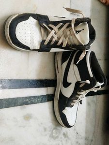 Air Jordan 1 Mid - Black &amp; White