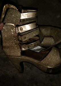 Sparkly Platform Heels ✨️🦢