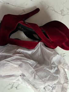 Brand New. Never Worn, Size38
