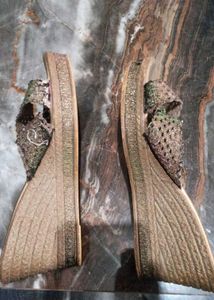 Metro Sandal - Golden