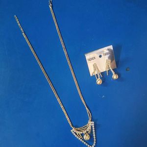 Delicate and beautiful necklace set