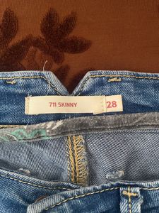 Levis Jeans Women 28 Waist