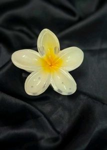 Trendy Flower Claw 🌸