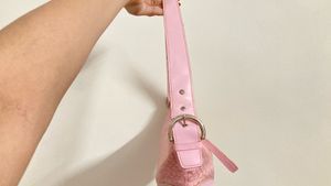 vintage coach pink monogram hobo 👛