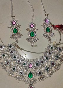 Isko Party Aur Wedding Wear Kar Sakte Hain