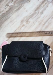 Stylish Sling Bag 🖤