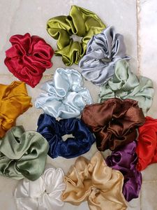 12 Scrunchies 😊