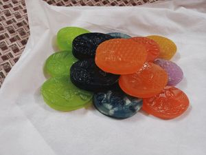 Helps absorb excess oil.Helps prevent breakouts.Tightens pores.Makes skin firmer.Exfoliates skin.Brightens complexion.Exfoliates dry, dead skin that can lead to flakes and dandruff.Deeply cleans