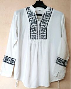 🖤🤍Embroidered Peasant Top