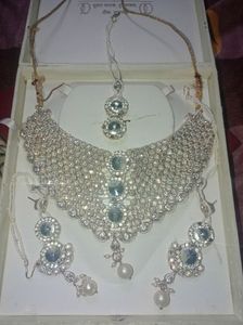 White stone pearl set