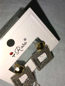 pair of 2 earrings,1 is stud and the other earing