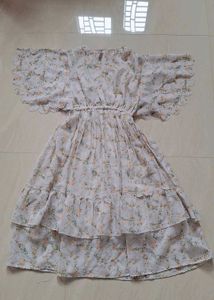 Strechable White floral frock🌷