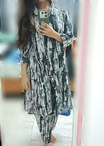 Stylish black and white kurta set!