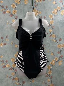 Chic Black &amp; White Striped Swimsuit
