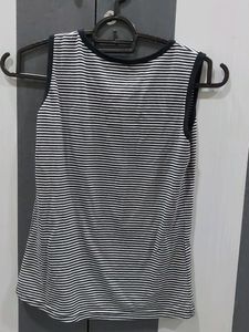 BLACK AND WHITE TOP