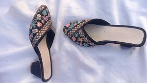Floral Embroidered sandal 👡