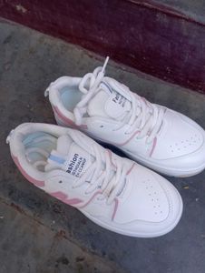 Women&#39;s White Sneakers 👟