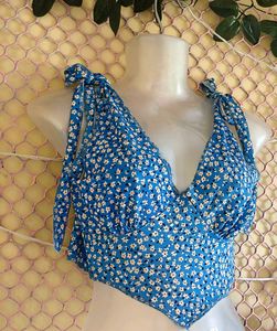 Size S/M 🎁Buy 2 Get 1 Free 🎁Floral Crop Top