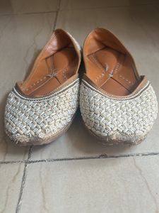 White Pearl Work Mojjedi Juti
