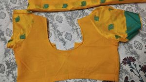 Gorgeous Saree With Designer Blouse 👌