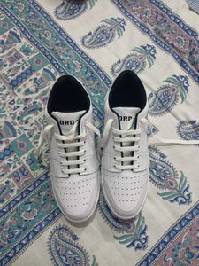 Minimal Casual White Sneakers