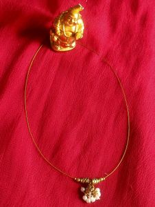 Elegant Gold Wire Necklace with Pearl Accent