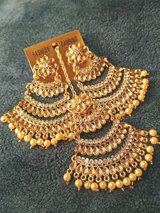Golden classy earrings and studs