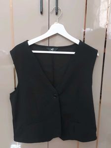 Max Sleek Black Sleeveless Vest