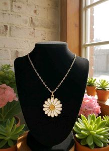 Daisy Pendant Necklace