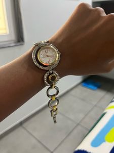 Elegant Gold Louger Watch