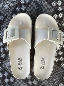 Zudio White Slides