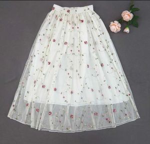 Forever 21 Floral Embroidery 🪡 Off White Skirt