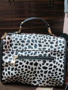 PRICE DROP⬇️ Black And White Sling Bag ❤️