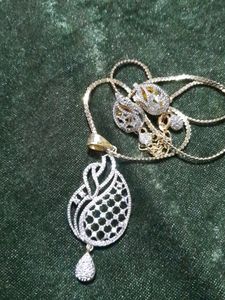 Very New Pendent And Stud Set
