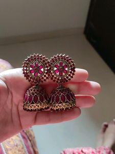 Red jhumka