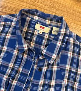 Levi’s Plaid Shirt (Women) 💙