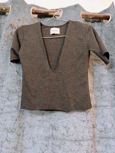 It&#39;s a never worn crop top. Bought it for 450.