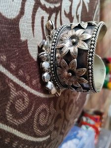 Oxidised Kada With Ghugru