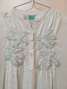 Trimmed Embroidered Top💙🌷