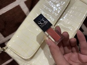 White shoulder bag &amp; lipstick free😍